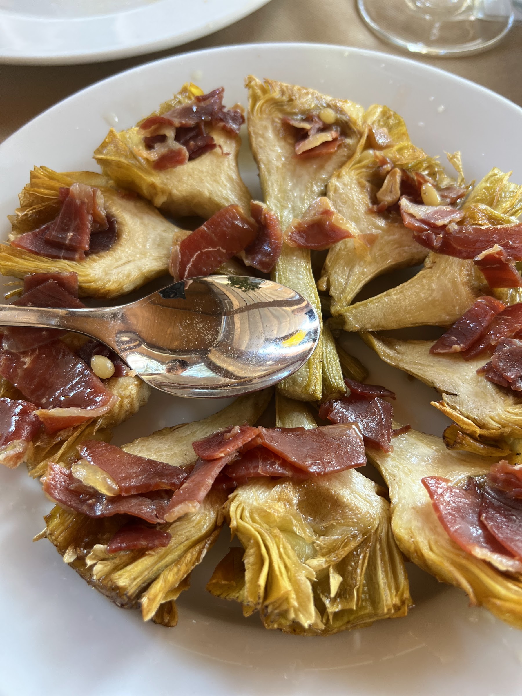 Alcachofas con jamón serrano y piñones