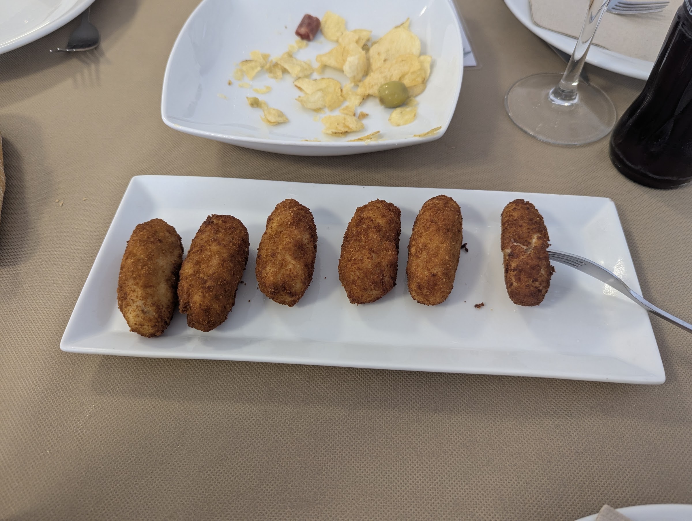 Ración de croquetas caseras recién fritas