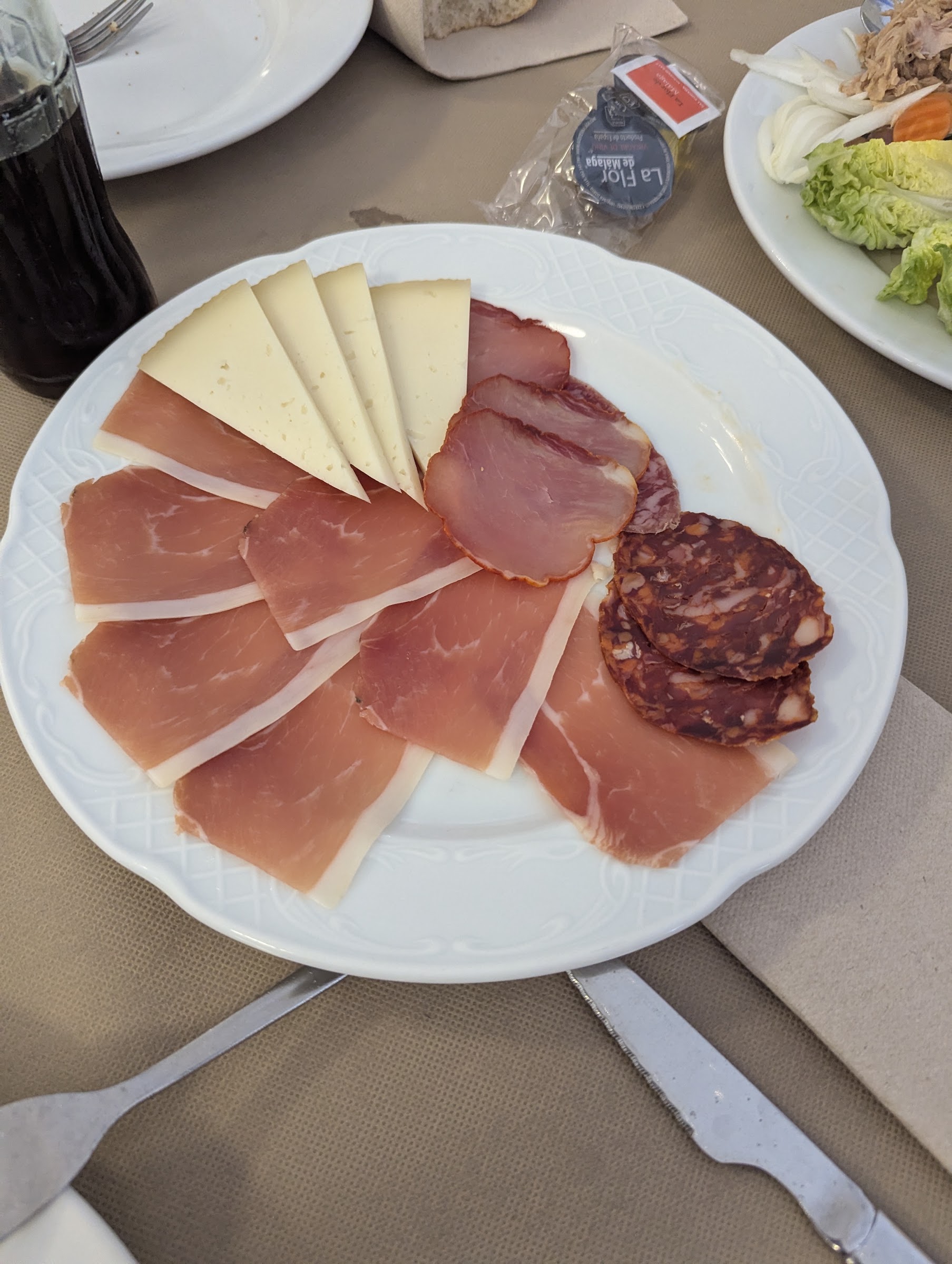 Tabla de jamón, lomo, salchichón y queso curado