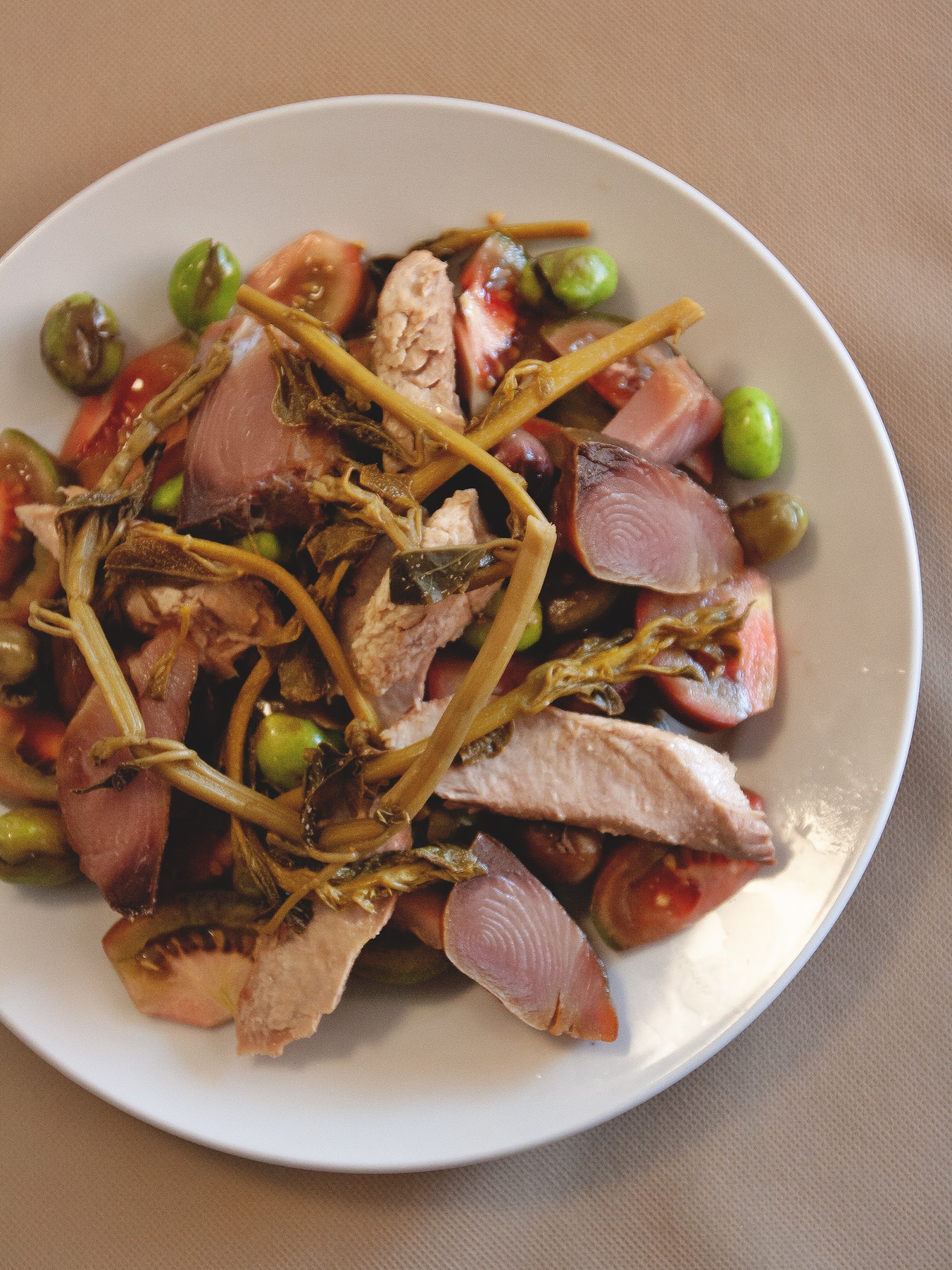 Ensalada con bonito, tomate y aceitunas verdes