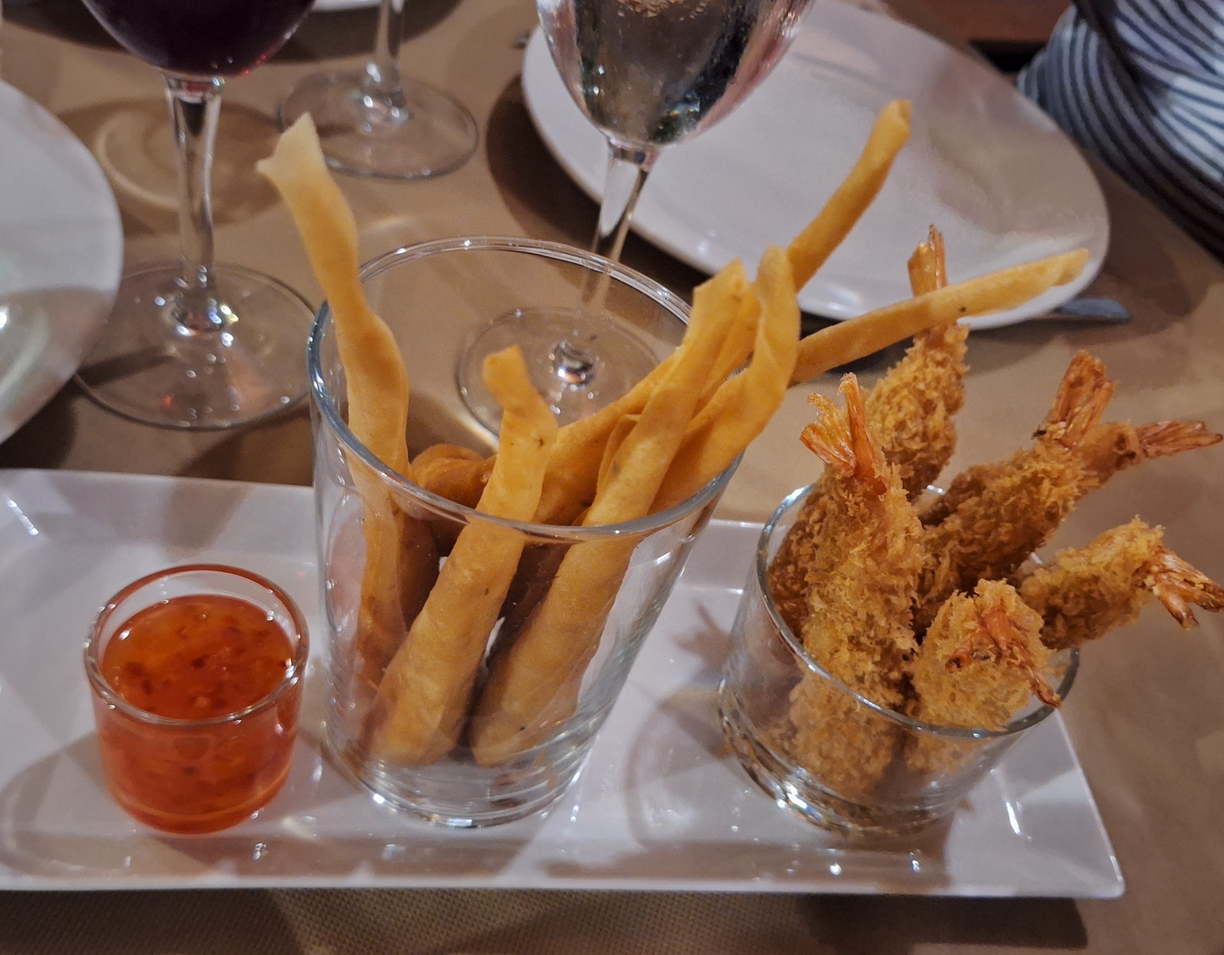 Entrantes para compartir: langostinos rebozados y rollitos crujientes