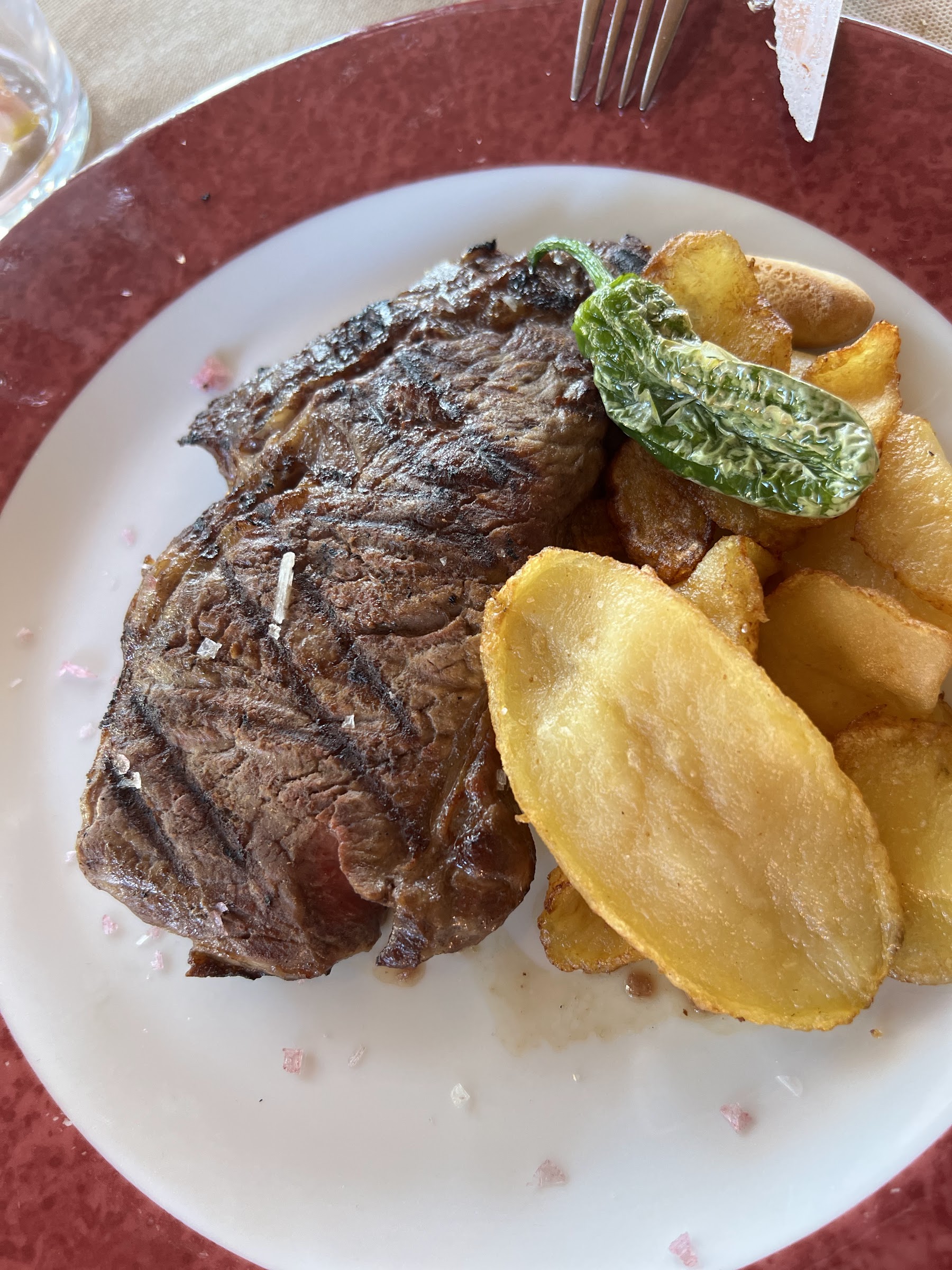 Entrecot a la brasa con patatas caseras y pimiento verde