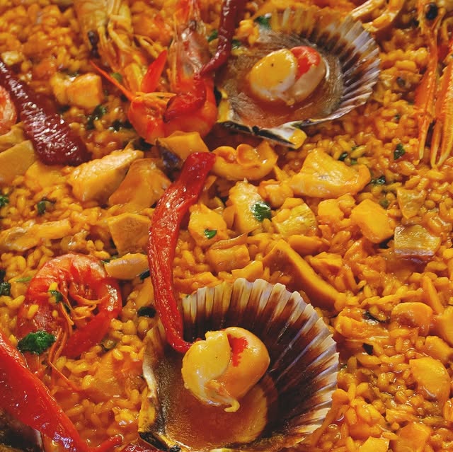 Paella de marisco con vieiras, gambas y pimiento asado